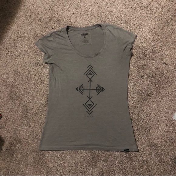 cariloha Tops - Moving‼️ Geometric Tshirt
